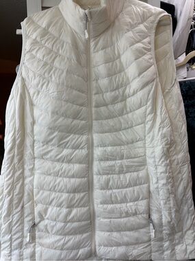 HEATKEEP DOWN VEST WHITE Women's White Quilted Packable Vest with Stand Collar